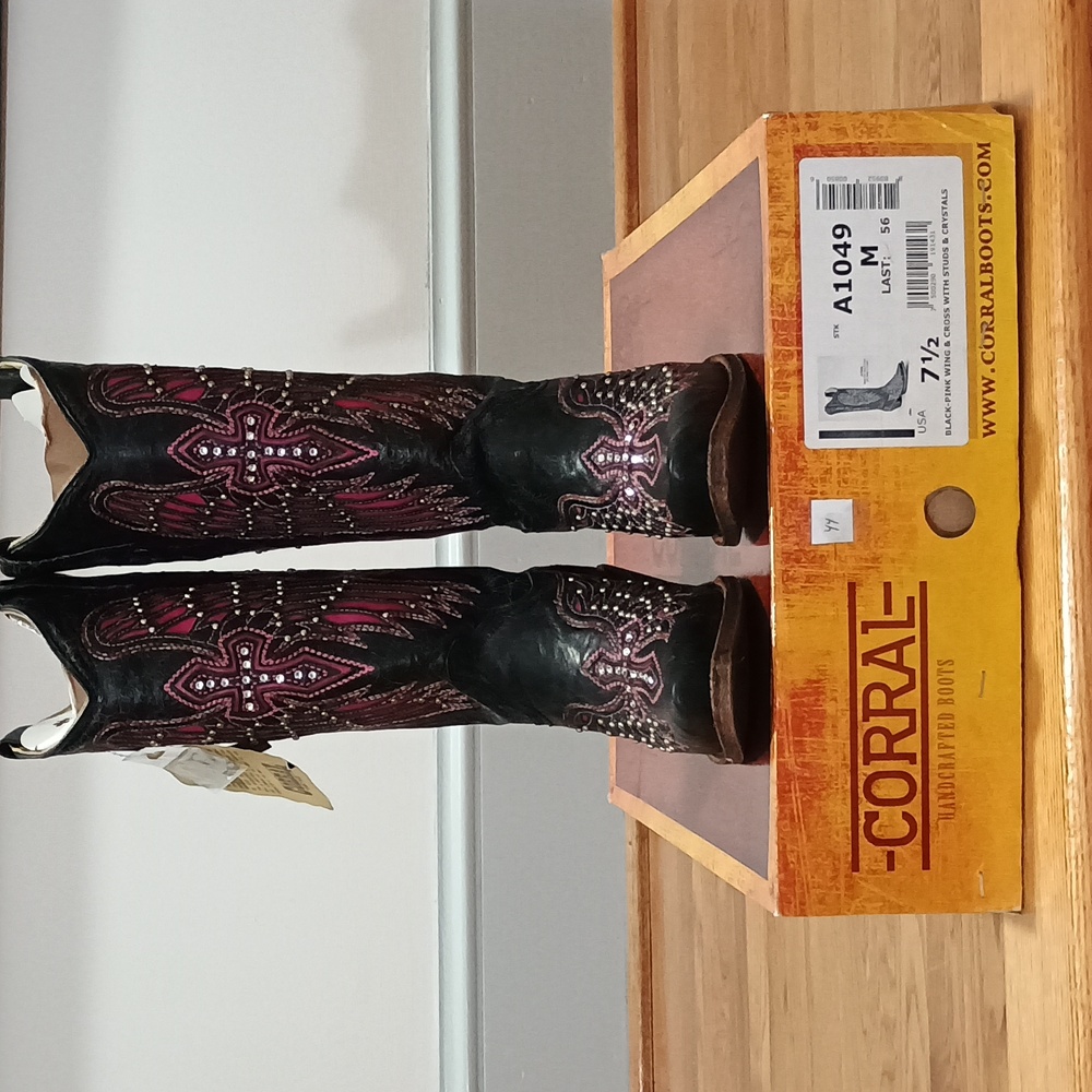 Corral black and pink wings & cross with studs and crystals cowboy boots Sz 7.5